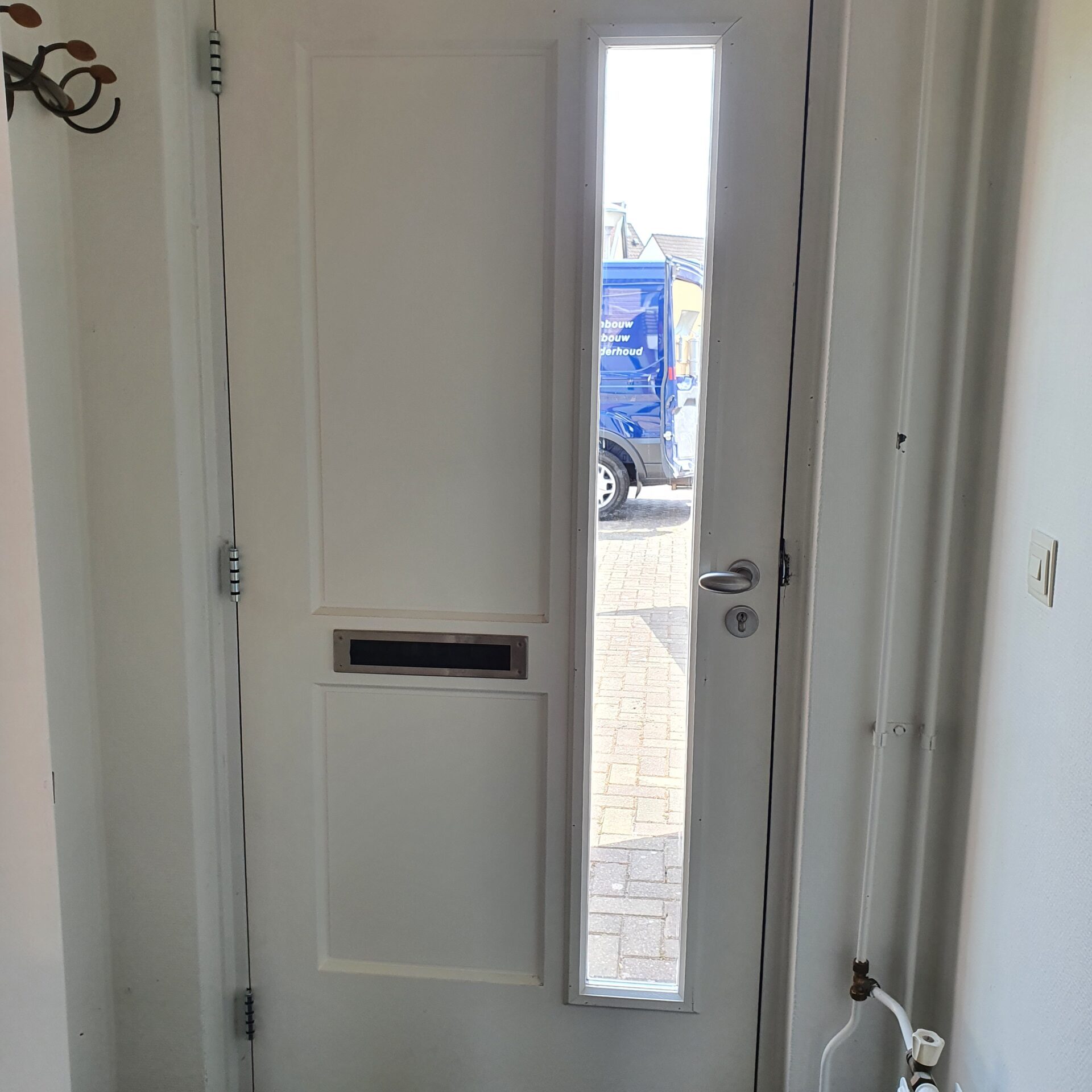 Witte voordeur met matglas raam en brievenbus